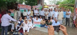 हरिद्वार। प्रदेश कांग्रेस कमेटी अध्यक्ष गणेश गोदियाल के निर्देश पर बुधवार को ज्वालापुर स्थित शिव मंदिर, जटवाड़ा पुल पर कांग्रेस कार्यकर्ताओं ने अयोध्या में प्रभु श्रीराम मंदिर के चढ़ावे की कथित चोरी के विरोध में धरना-प्रदर्शन किया।