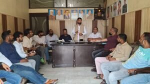 हरिद्वार। लोकसभा में नेता प्रतिपक्ष राहुल गांधी की 17 जुलाई को प्रदेश की राजधानी देहरादून में प्रस्तावित “छात्रों की गूंज” कार्यक्रम को सफल बनाने के लिए प्रदेश के युवा कांग्रेस के अध्यक्ष विशाल सिंह भोजक द्वारा ऋषिकुल स्थित कांग्रेस कार्यालय में हरिद्वार के युवा कांग्रेस के पदाधिकारियों के साथ महत्वपूर्ण बैठक की।